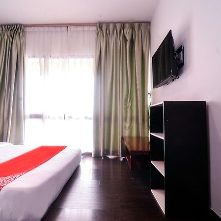 Oyo 1119 Memoire Express Hotel Kuching Exterior foto
