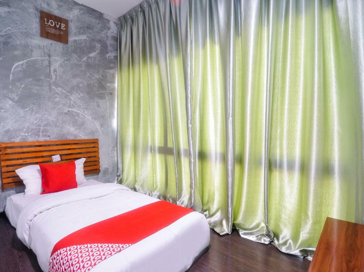 Oyo 1119 Memoire Express Hotel Kuching Exterior foto